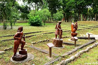 開放區域廣植林木與木雕展示過度淡化了廠區工業氛圍，也未能與地方產業歷史連結