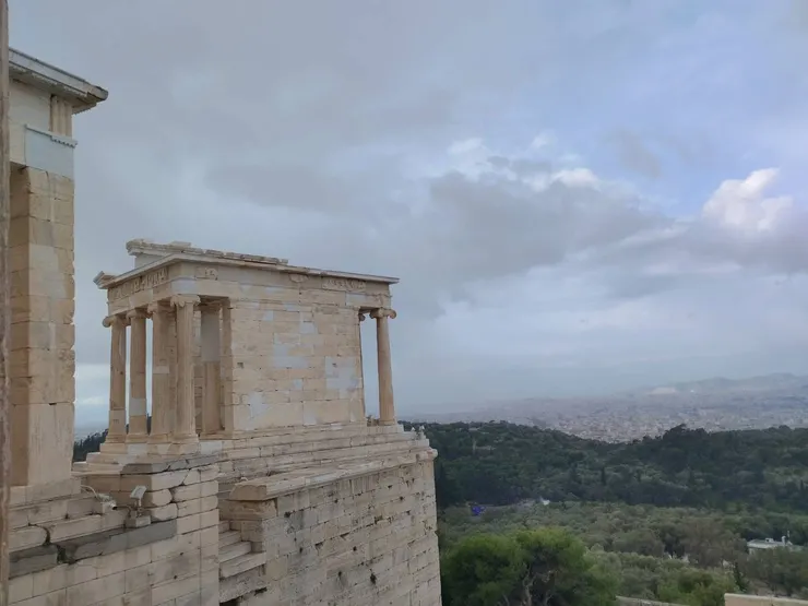 雅典娜勝利女神神廟(Temple of Athena Nike),就真的蠻小的