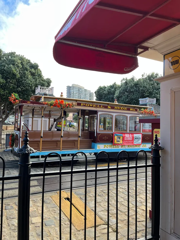 每台叮叮車的裝飾布置都不一樣~