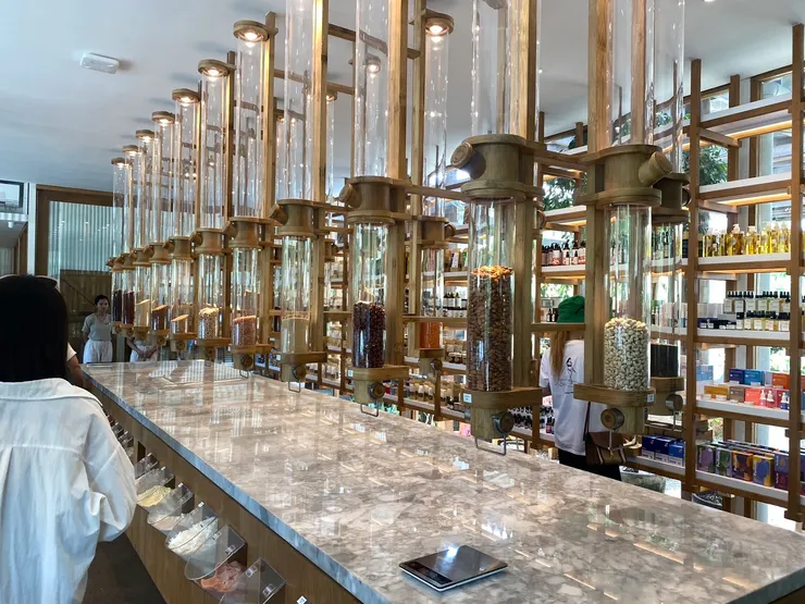 Alchemy 在烏魯瓦圖目前已經有咖啡廳跟商店,規模很大,品類很多