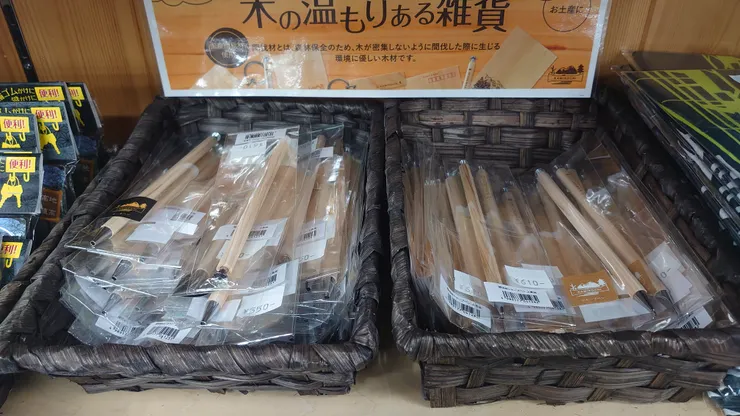 在白馬村Snow Peak Landstation的假日市集有看到類似文創產品。這邊賣的用伐木剩料做的筆，很喜歡這類型的產品。可惜不喜歡自動鉛筆。如果原子筆是可以換筆芯的，我一定買。