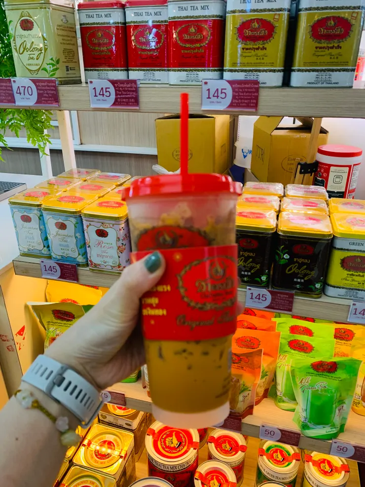 手標泰奶,市區的百貨公司一杯50,稍微郊區的百貨公司一杯45。