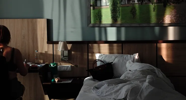 既然黑眼圈是天然的煙燻妝，那今晚就別跟床拼命了