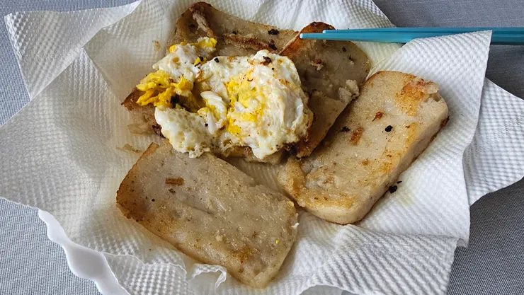 這是大年初二早上儒儒煎給我吃的早餐!是蘿蔔糕加蛋!