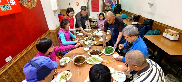 【補充攀走消耗明山號大啖兩次！這餐廳為佳源推薦，他之前吃過，覺得很不錯！我們3/21、22晚餐都在這裡吃，老闆很阿沙力、口味也很好，菜色基本上不重複。】