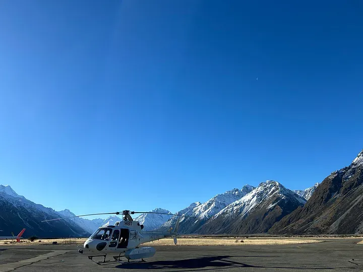 Mount Cook Airport_看起來小小的直升機，竟可以乘坐七個人