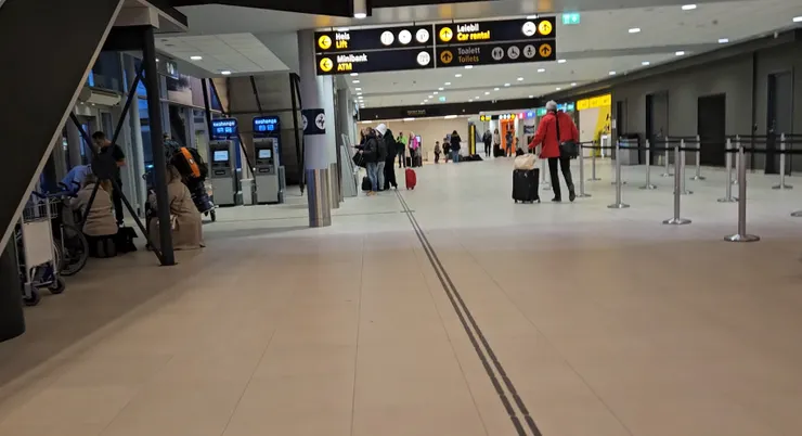 依照Lift標示找到通往停車場的電梯