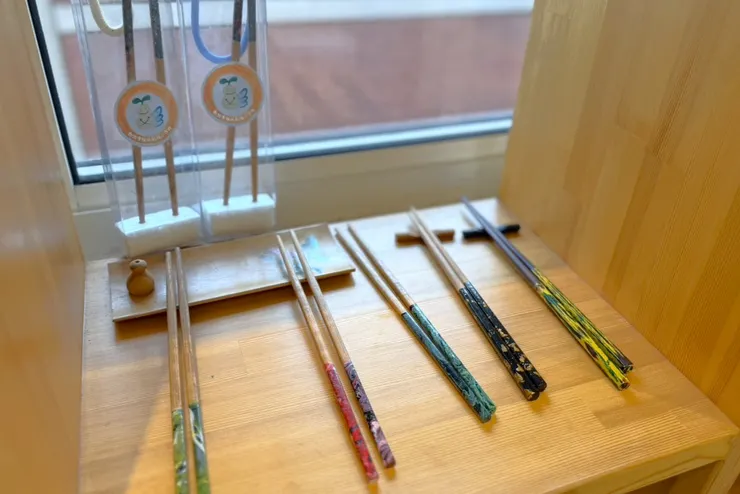 （圖說：一雙雙獨一無二的漆筷，就像每個人都有自己的獨特樣貌。）