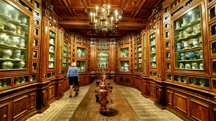 【在圓頂建築內的王后葯劑師房,由凱瑟琳‧德‧梅迪西斯打造,裡面陳設令人驚嘆。】