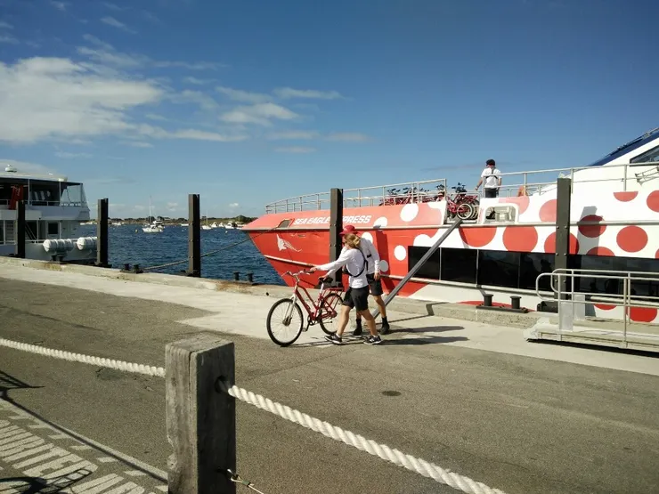 下船憑票領腳踏車。