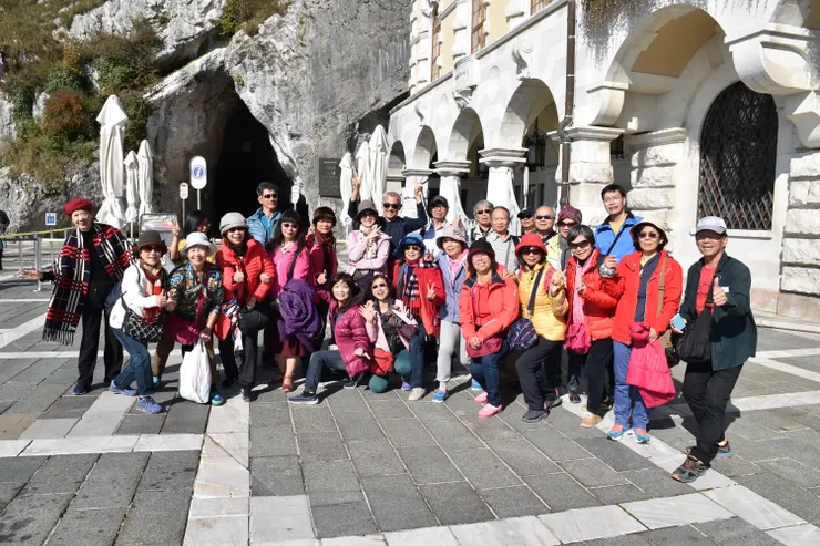 出鐘乳石洞後拍團體照