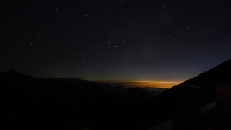 仍有些許來自山屋的光害