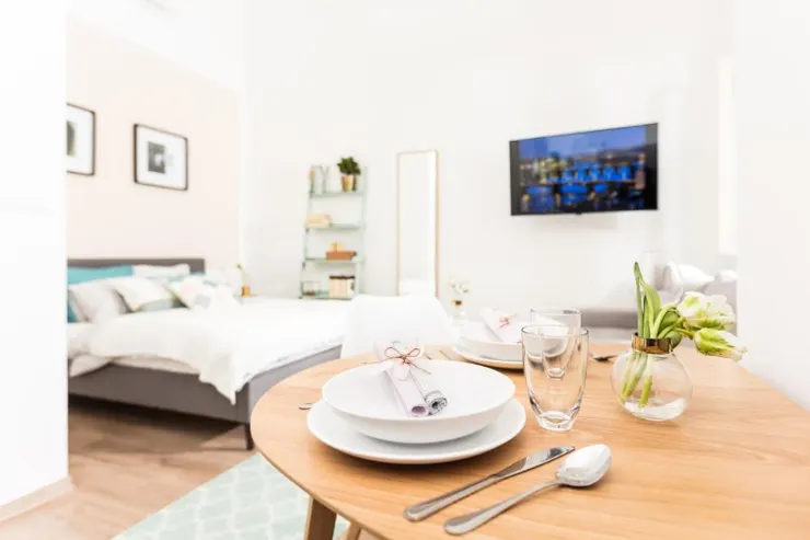 借官網照片，這間是我住的房間，桌子小小的，兩個大行李箱打開就沒什麼位置可以走路了