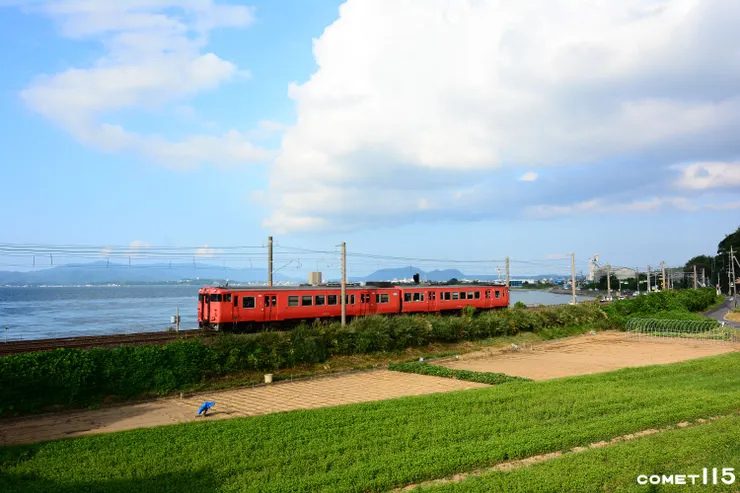 鐵道緊鄰著穴道湖畔行駛，成就經典的車窗風景(座標：35.429309,132.997002)
