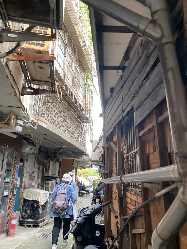 步出雨棚凌亂、鐵皮增建參差錯落的後巷