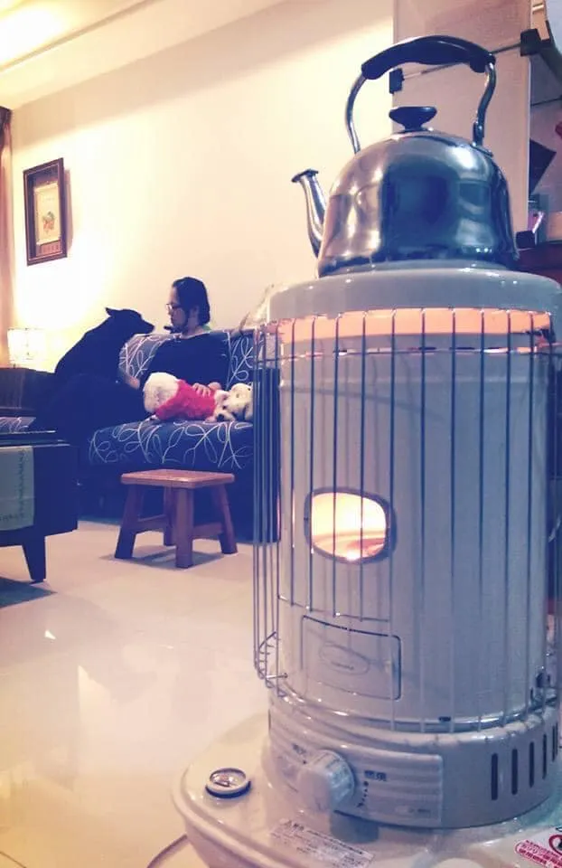 冬季天寒，開著煤油爐，雨夜煮茶，頗有風味