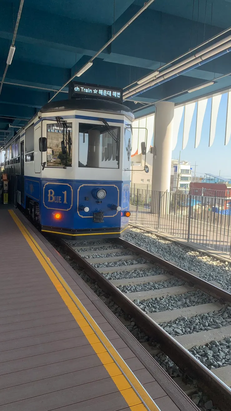 跟早上相比車變大了。