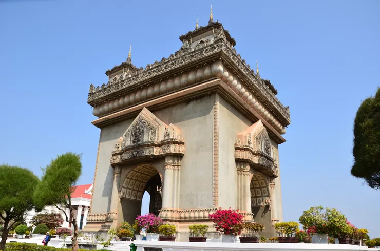 法國殖民時期留下的凱旋門非常有寮國風格