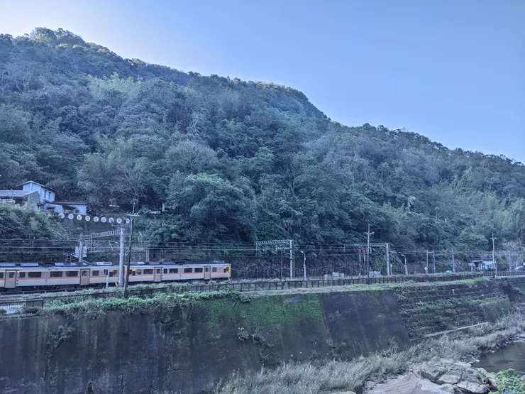 出來剛好有火車經過!