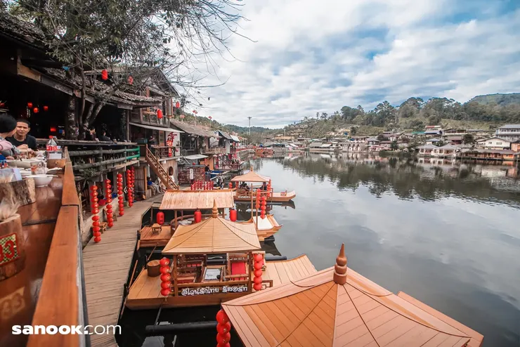 【夜豐頌府】愛泰村（บ้านรักไทย / Ban Rak Thai），圖片取自 Sanook