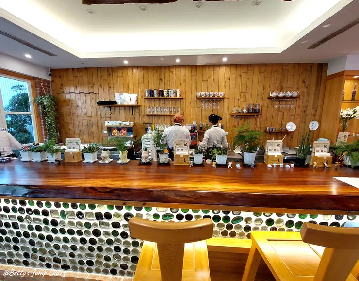 ▲龍潭「野薑花與貓」庭園餐廳/ 圖片來源:Betty's Jump Diary