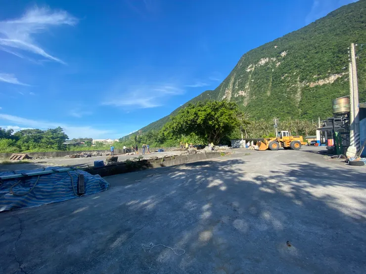 小路入口看似狹窄，但靠邊即可，別擋到漁工。