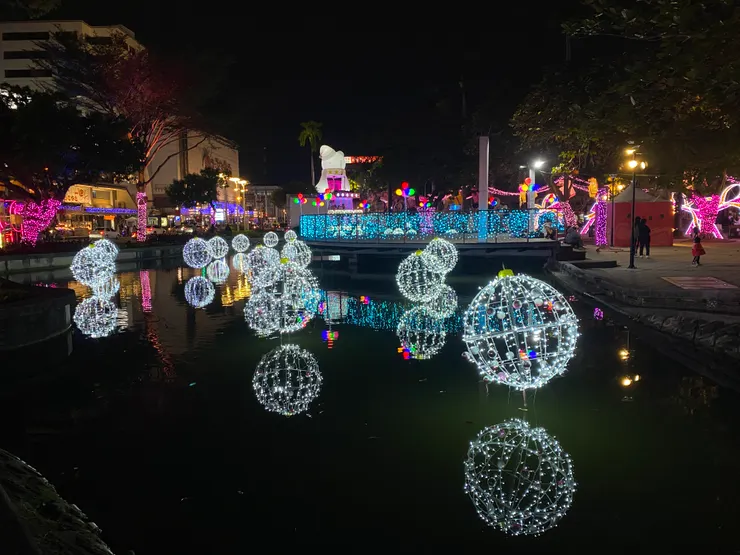 燈飾與湖水呼應