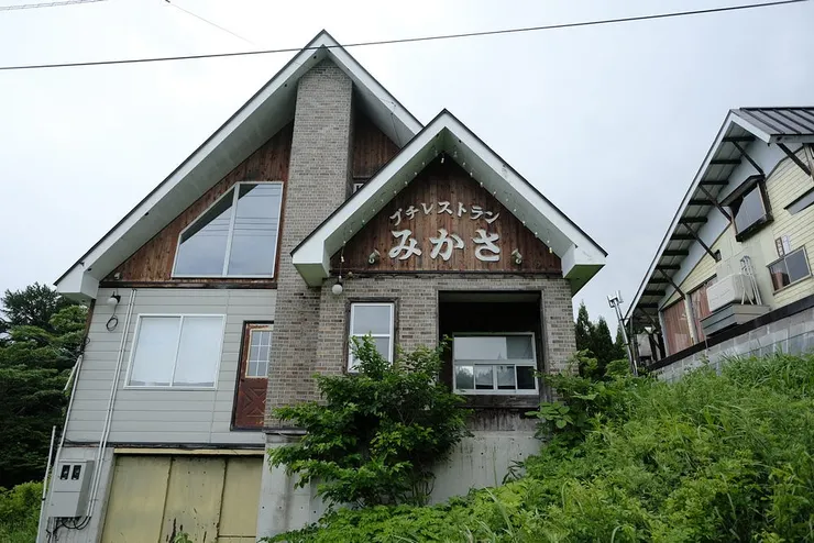 每一戶的門口都離地面很高,可見冬天積雪之高