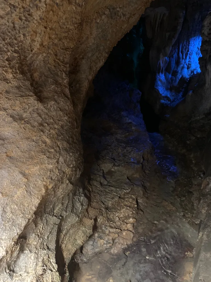 水不斷地與石灰岩繼續化學作用著。