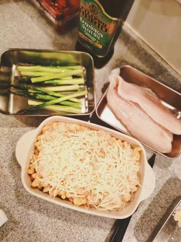 準備進烤箱的mac and cheese...