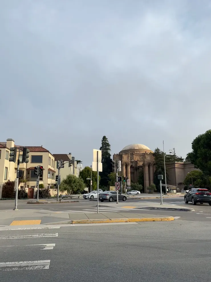 馬路和住宅中間藏著一座藝術宮