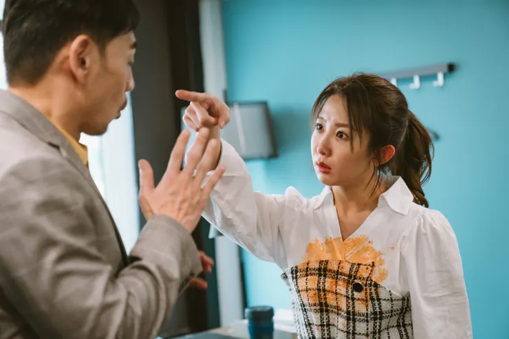 在劇中可以看到各種類似自嘲、好笑的方式去處理、消化生活中的不順，這正是宅女小紅的文章風格魅力