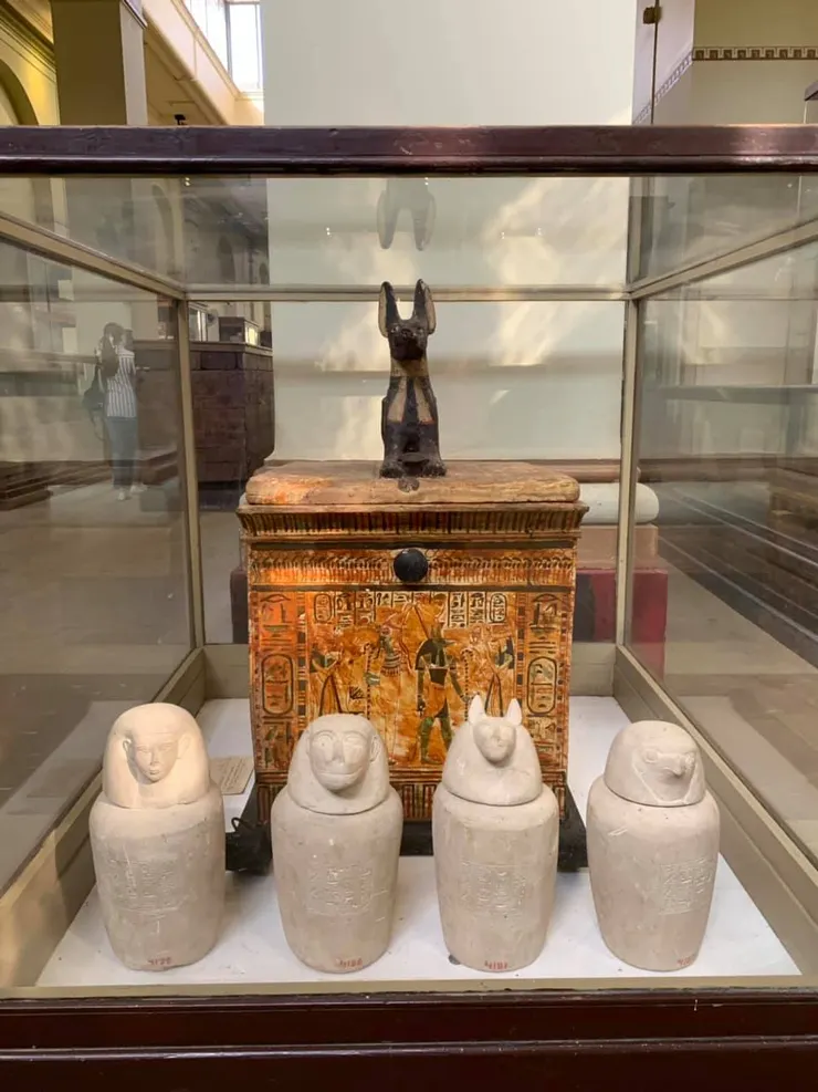 用來放置木乃伊重要臟器的罐子，供來世使用 每個木乃伊都需要使用每組四個 分別由荷魯斯的四個兒子做為代表 Inset 是人形 保護肝臟 Qebshenuf 是老鷹 保護腸 Duamutef 是豺狼 保護胃 Hapi 哈碧 是狒狒 保護肺