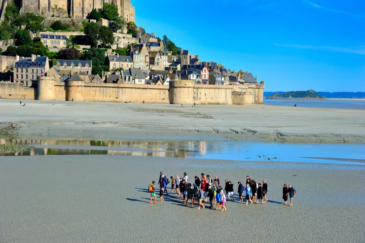 【城前淺灘為翡翠海灘，漫步探索其間或也為熱門活動之一。】
