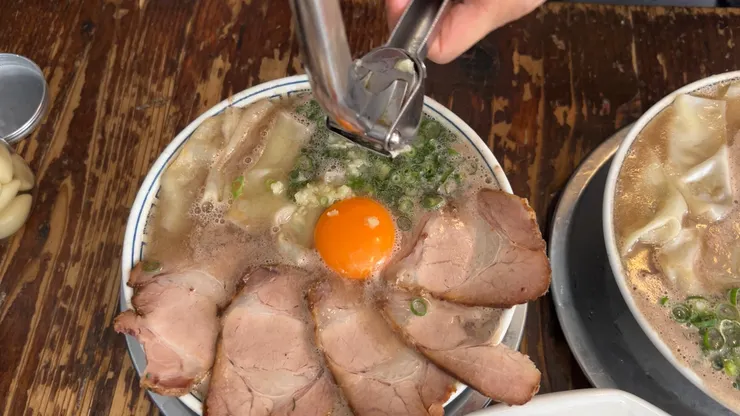 「現擠新鮮大蒜！湯頭加了蒜泥後味道層次瞬間提升，蒜香爆棚超過癮。