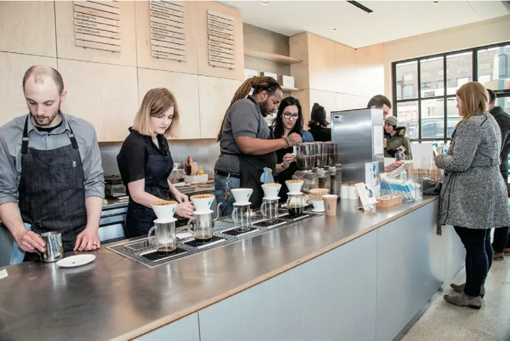 藍瓶有著讓顧客和店員都可以專注在咖啡上的氛圍。店員們從與顧客進行交流的瞬間起，到遞上咖啡結束為止，幾乎看不到他們的背影。（照片來源／藍瓶）