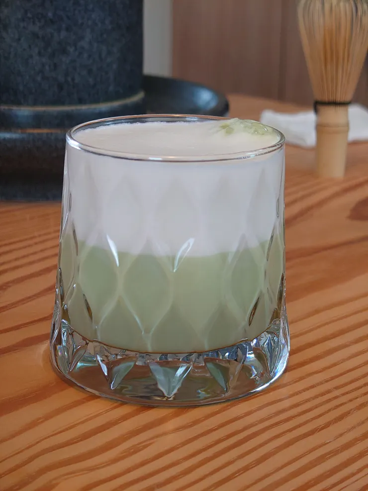 茶師小姐調製的抹茶拿鐵，層次分明就像富士山一樣