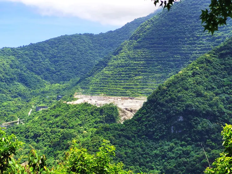 一路重裝陡上，天氣炎熱，汗流夾背，步道一處展望點；眺望對面的砂石場。