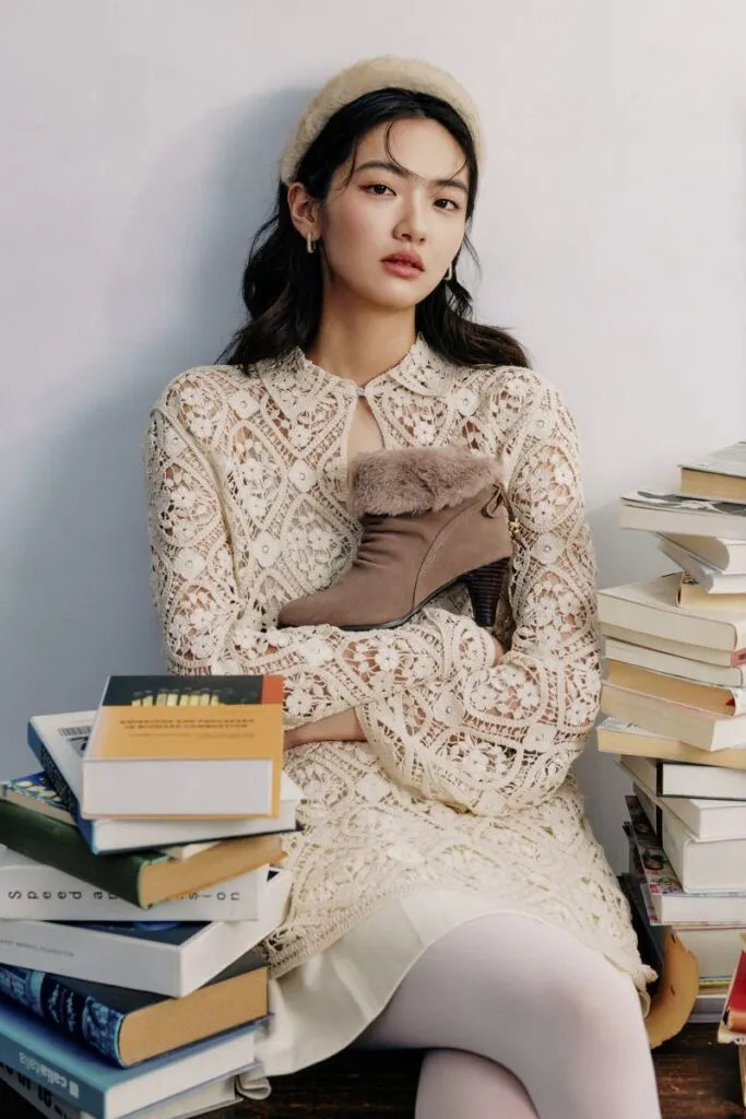 ▲不論居家休閒或日常通勤,穿上各款療癒毛絨鞋,都輕鬆營造低調溫暖秋冬氛圍。