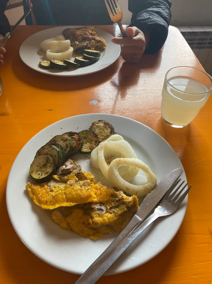 這盤外旁邊還有一鍋水煮生菜。