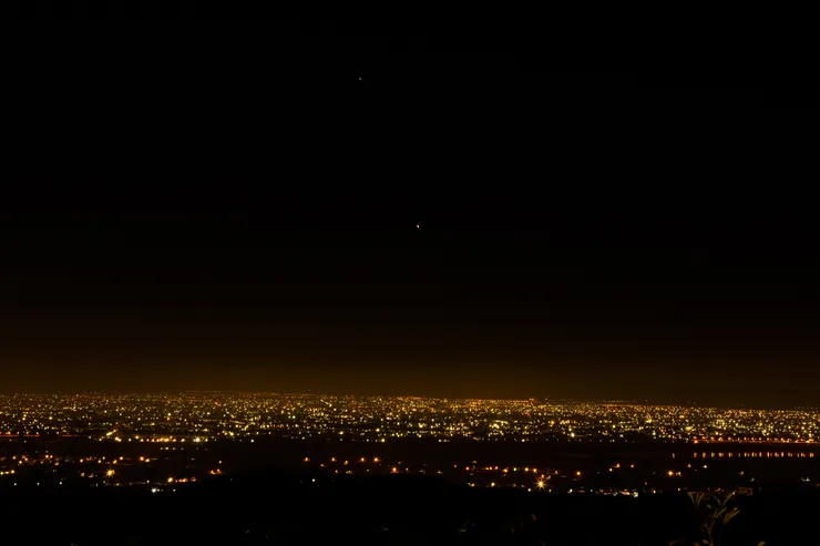 我喜愛在黑夜中，記錄下所有亮光的那個人