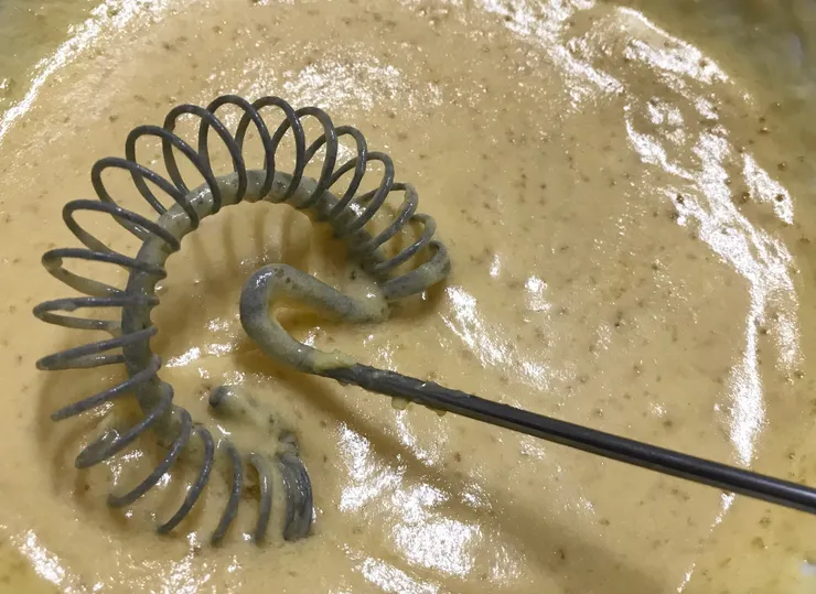 二砂拌入軟化的奶油打成乳霜狀,二砂有些沒融化是正常的