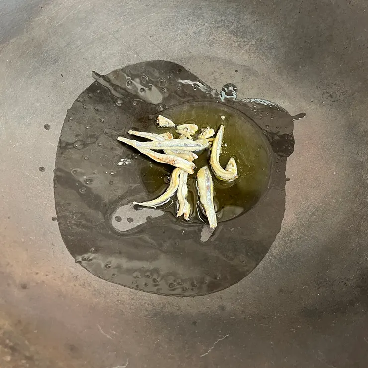 紫蘇油剛加入小魚乾時