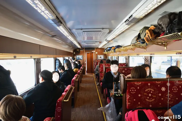 1號車スハフ14 505內採一邊桌型座、一邊吧檯席的設計