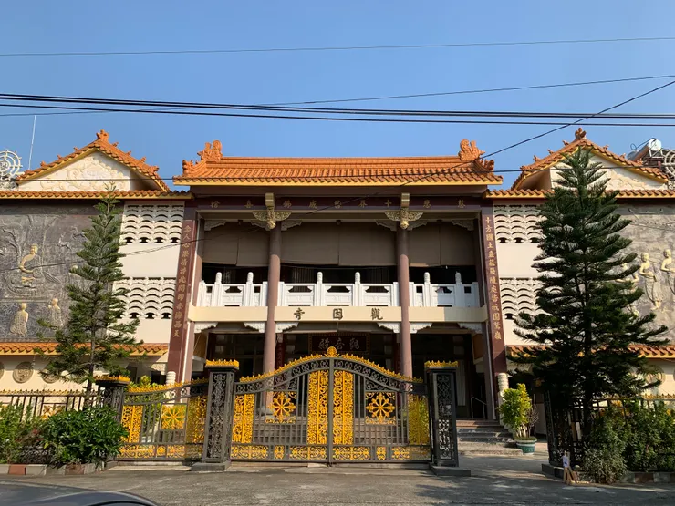 二樓是每日共修靜坐的三寶殿,我的房間就在二樓左邊第一間