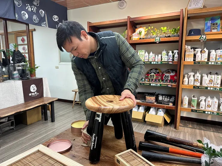 材切、組裝、打磨、上蠟,REWOOD工作站同仁一起完成!