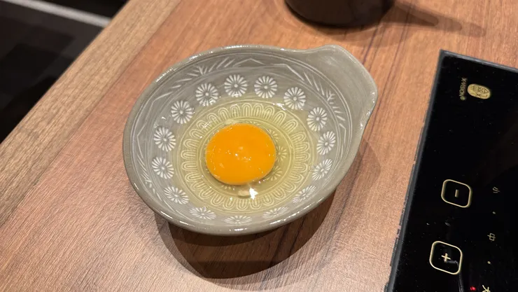 壽喜燒附贈的雞蛋,攪拌後沾剛燙好的肉吃