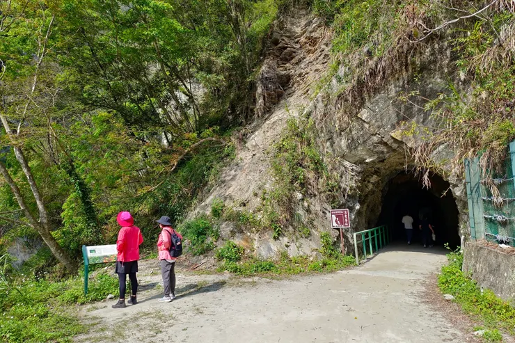 【入口即山洞看去彷彿若有光！這個山洞才是正式的入口，其實以前來過，但印象中不是一來就過山洞。3/23介華攝。】