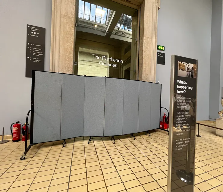 帕德嫩神廟石雕展廳前陣子因展廳老舊而臨時修繕維護(現已移除) ，圖片來源：博物館吧拍攝