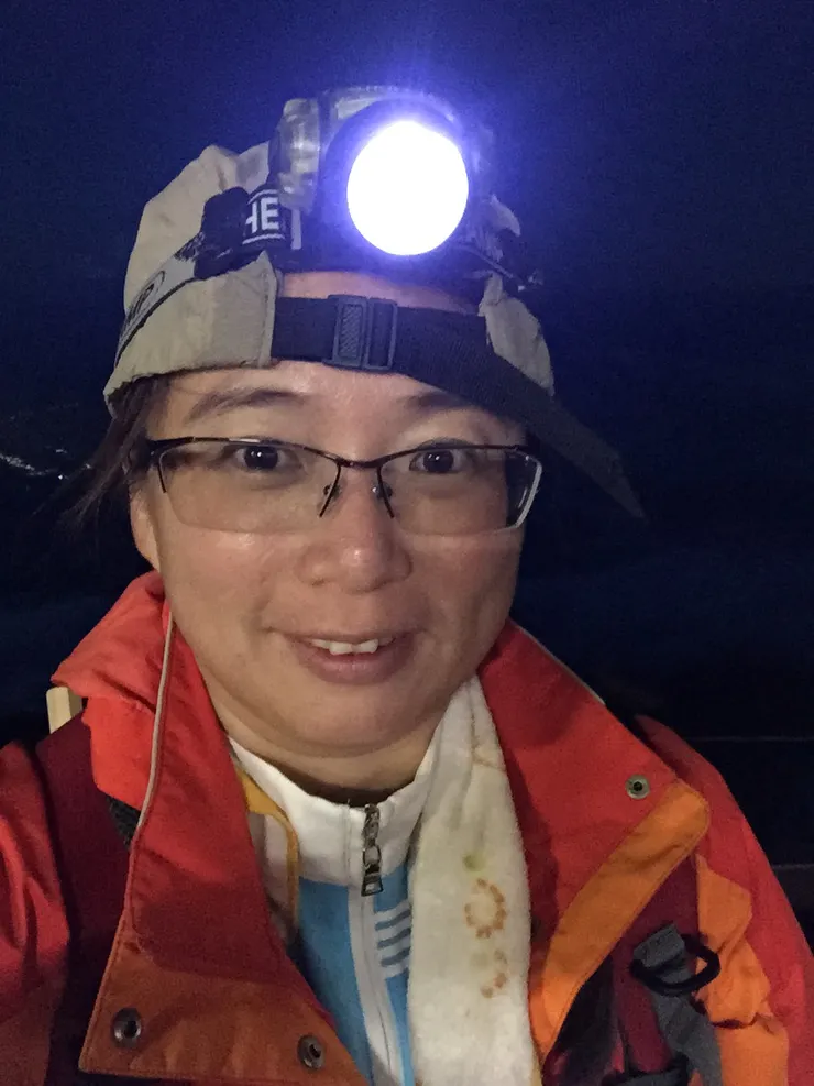 裝上頭燈在黑暗中前進